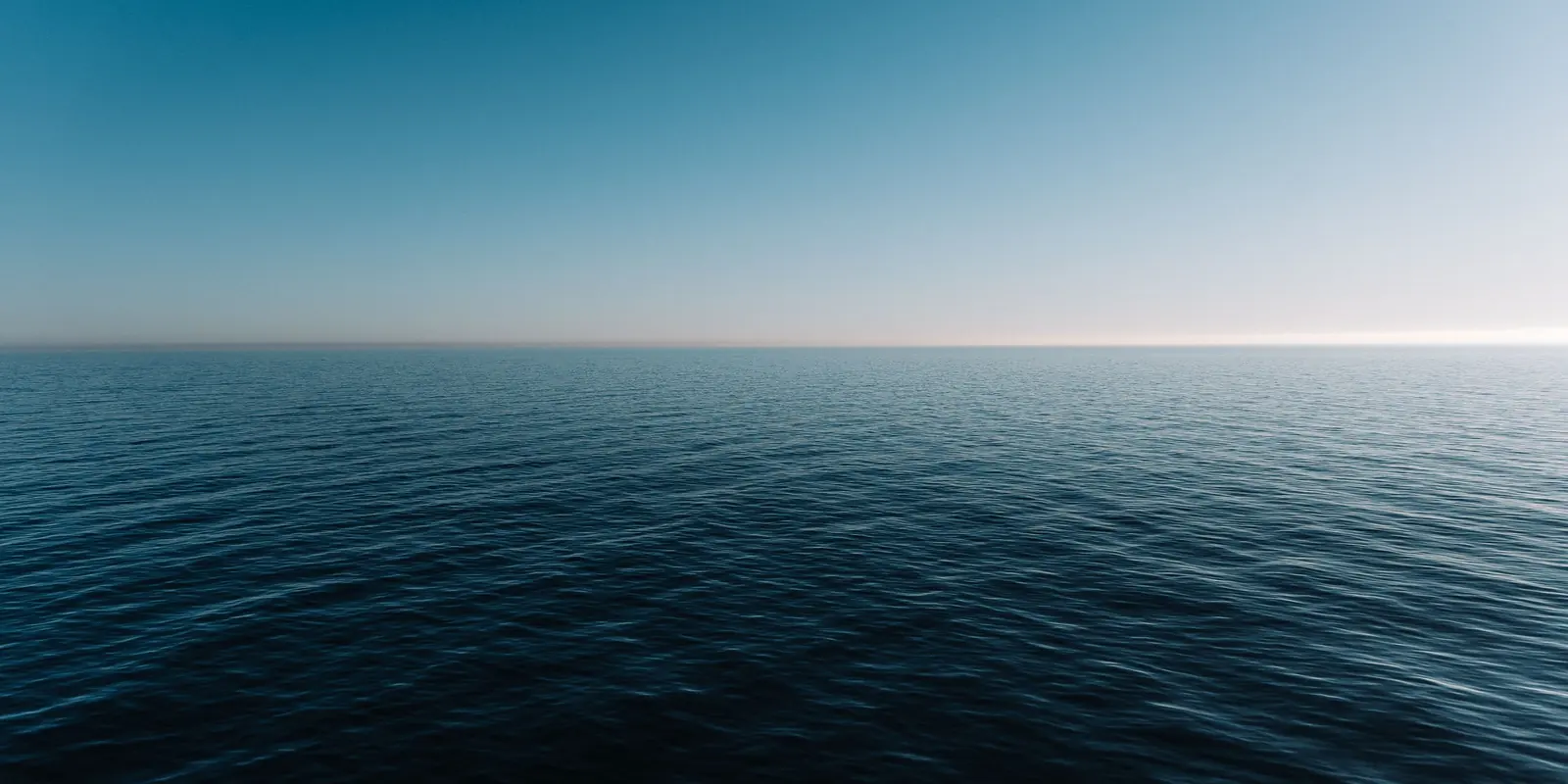 Horizonte del océano en calma