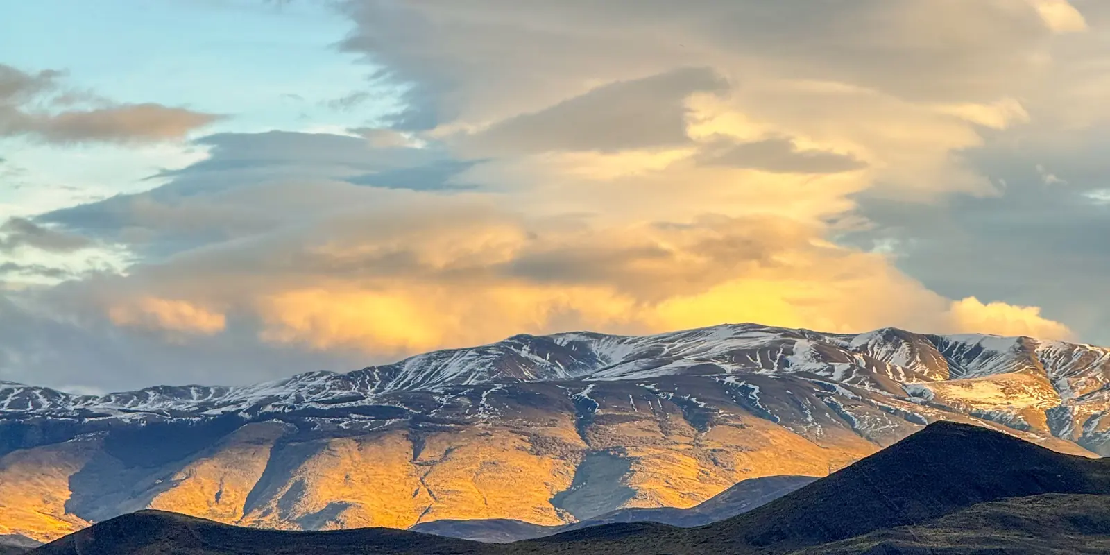 Cumbres nevadas de la Patagonia al atardecer