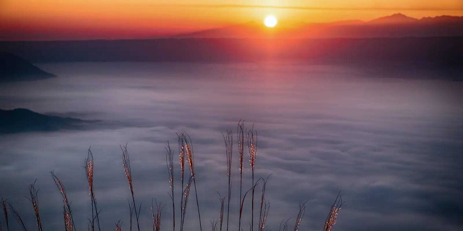 Amanecer sobre un mar de nubes